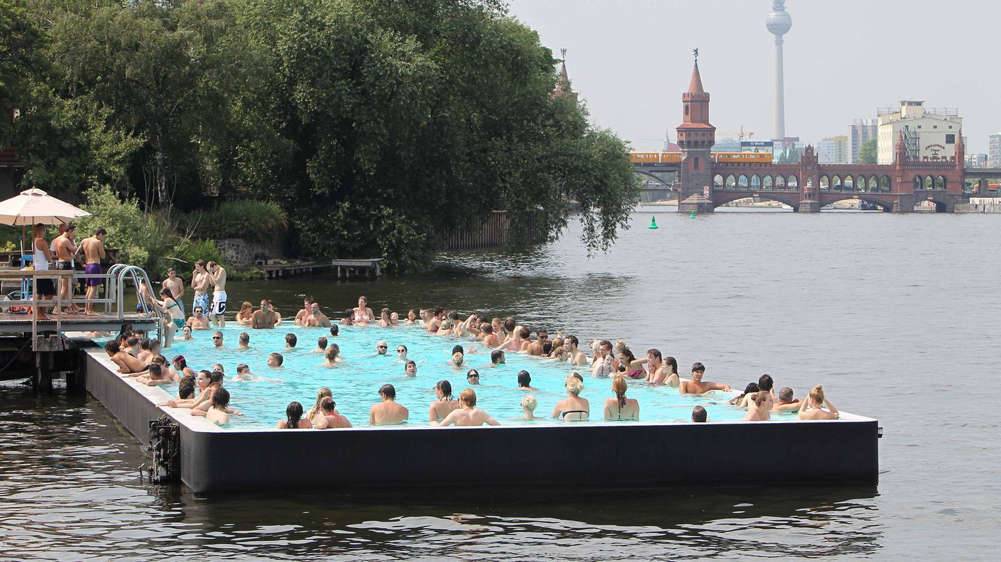 Das Arena Badeschiff auf der Spree ist längst eine Institution in der Hauptstadt. Ein Platz in dem über 30 Meter langen Becken in dem ehemaligen Frachtkahn ist an heißen Tagen sehr begehrt. Schließlich bekommt man neben der ersehnten Abkühlung einen vorzüglichen Blick auf den Berliner Fernsehturm und die Oberbaumbrücke.