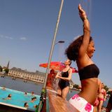 Und auch sonst lässt sich der Tag in dem hippen Flussschwimmbad gut rumbekommen: Gleich neben dem Liegeplatz in Alt-Treptow gibt es einen kleinen Strand samt Bar und Beachvolleyballfeld, in den Sommermonaten finden dort auch regelmäßig Yoga-Kurse unter freiem Himmel statt. Abends übernehmen dann DJs die Szenerie, beliebt auch die Unplugged-Konzerte oder das Open-Air-Kino.