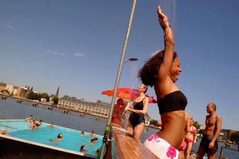 Und auch sonst lässt sich der Tag in dem hippen Flussschwimmbad gut rumbekommen: Gleich neben dem Liegeplatz in Alt-Treptow gibt es einen kleinen Strand samt Bar und Beachvolleyballfeld, in den Sommermonaten finden dort auch regelmäßig Yoga-Kurse unter freiem Himmel statt. Abends übernehmen dann DJs die Szenerie, beliebt auch die Unplugged-Konzerte oder das Open-Air-Kino.