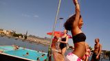 Und auch sonst lässt sich der Tag in dem hippen Flussschwimmbad gut rumbekommen: Gleich neben dem Liegeplatz in Alt-Treptow gibt es einen kleinen Strand samt Bar und Beachvolleyballfeld, in den Sommermonaten finden dort auch regelmäßig Yoga-Kurse unter freiem Himmel statt. Abends übernehmen dann DJs die Szenerie, beliebt auch die Unplugged-Konzerte oder das Open-Air-Kino.