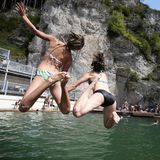 Das Felsenbad Pottenstein zählt sicher zu den schönsten Freibädern hierzulande. Das Naturbecken wurde direkt in den Fels gehauen, darüber thront mächtig der 70 Meter hohe Finkelstein. 1999 wurde das Bad umfassend saniert und kommt durch biologische Wasserklärung komplett ohne Chlor oder andere Chemikalien aus.