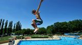 Nicht nur bei jungen Turmspringern beliebt: das Mühltalbad im Darmstädter Stadtteil Elberstadt. Das wird ausschließlich über eine Solaranlage beheizt und liegt recht malerisch am Fuße von Odenwald und Bergstraße mit vorzüglichen Blick auf die Burg Frankenstein.