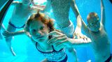 Doch der wahre Clou im "Mühli" ist die breite Fensterfront im Becken, durch die die Besucher Turmspringer und Schwimmer beobachten können, ohne selber nass zu werden. Das 1959 eröffnete Bad ist inzwischen aber etwas in die Jahre gekommen und soll ab 2016 umfangreich restauriert werden.