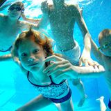 Doch der wahre Clou im "Mühli" ist die breite Fensterfront im Becken, durch die die Besucher Turmspringer und Schwimmer beobachten können, ohne selber nass zu werden. Das 1959 eröffnete Bad ist inzwischen aber etwas in die Jahre gekommen und soll ab 2016 umfangreich restauriert werden.