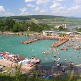 Was gute Aussicht angeht, muss sich auch dieser Badetempel nicht verstecken: das Naturerlebnisbad Bingen-Bingerbrück, von dem aus man einen fantastischen Blick über den Rheingau hat. Dazu gibt es einen Sprungfelsen und rund 3000 Quadratmeter Wasserfläche, die komplett ohne Chemie sauber gehalten wird.