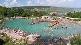 Was gute Aussicht angeht, muss sich auch dieser Badetempel nicht verstecken: das Naturerlebnisbad Bingen-Bingerbrück, von dem aus man einen fantastischen Blick über den Rheingau hat. Dazu gibt es einen Sprungfelsen und rund 3000 Quadratmeter Wasserfläche, die komplett ohne Chemie sauber gehalten wird.
