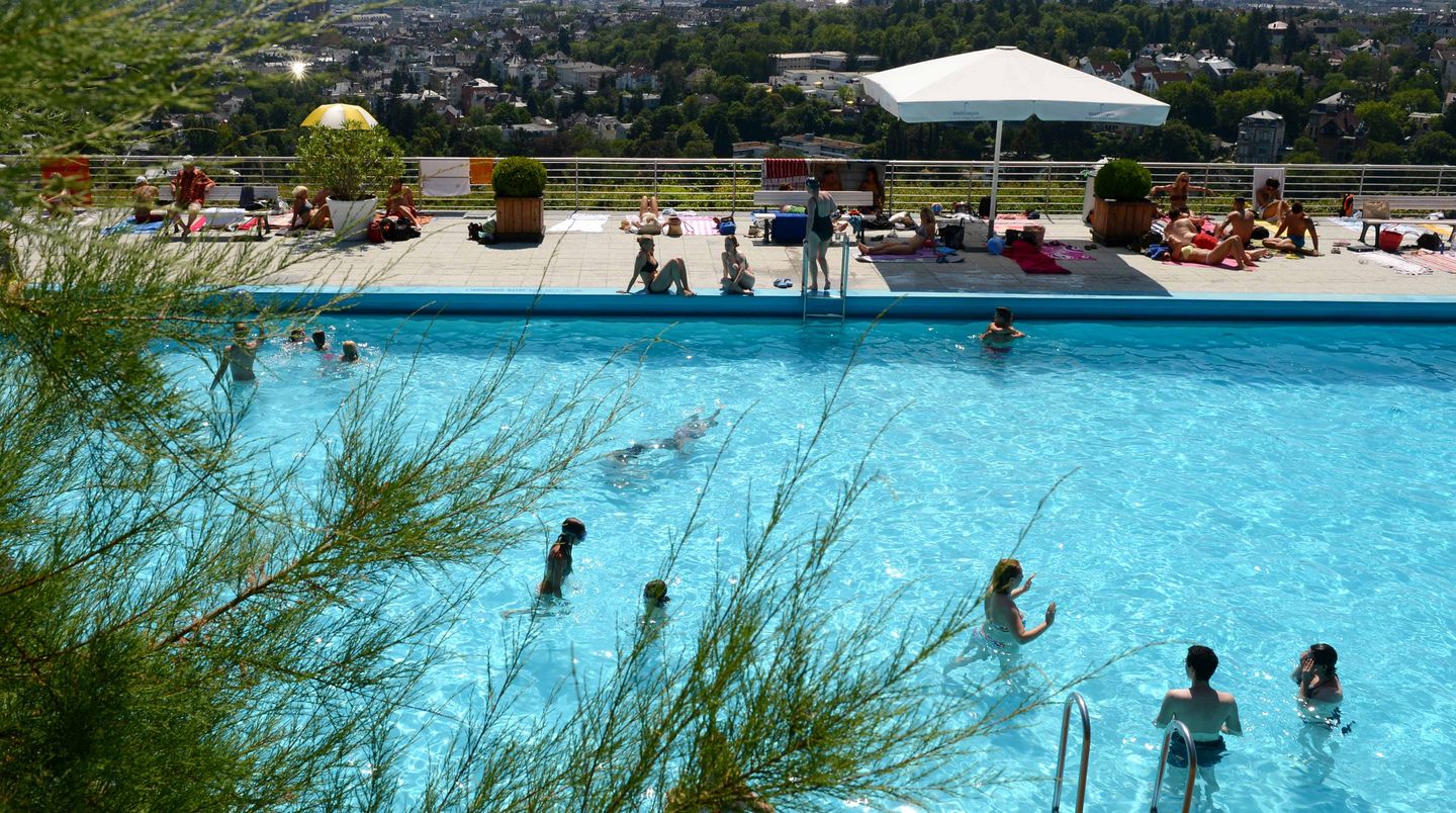 Opelbad Wer hier ins kühle Nass springen möchte, muss erst einmal den Berg hinauf. Den Neroberg, um genau zu sein, den Hausberg Wiesbadens. Und das geht im Sommer am elegantesten mit der historischen Seilbahn, die die Besucher innerhalb weniger Minuten hinauf zum Opelbad chauffiert.