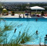 Wer hier ins kühle Nass springen möchte, muss erst einmal den Berg hinauf. Den Neroberg, um genau zu sein, den Hausberg Wiesbadens. Und das geht im Sommer am elegantesten mit der historischen Seilbahn, die die Besucher innerhalb weniger Minuten hinauf zum Opelbad chauffiert.