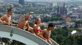 Oben angekommen erwartet die Gäste nicht nur die ersehnte Abkühlung, sondern ein fantastischer Blick über die Innenstadt von Wiesbaden. Da so gute Aussichten auf der Wasserrutsche höchst selten sind, zählt das 1934 fertiggestellte Opelbad heute zu den Kulturdenkmälern.