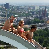 Oben angekommen erwartet die Gäste nicht nur die ersehnte Abkühlung, sondern ein fantastischer Blick über die Innenstadt von Wiesbaden. Da so gute Aussichten auf der Wasserrutsche höchst selten sind, zählt das 1934 fertiggestellte Opelbad heute zu den Kulturdenkmälern.