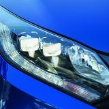 Der Fernlichtassistent erfasst entgegenkommende oder vorausfahrende Fahrzeuge (Pkw, Lkw, Motorräder und Fahrräder) und die Umgeb