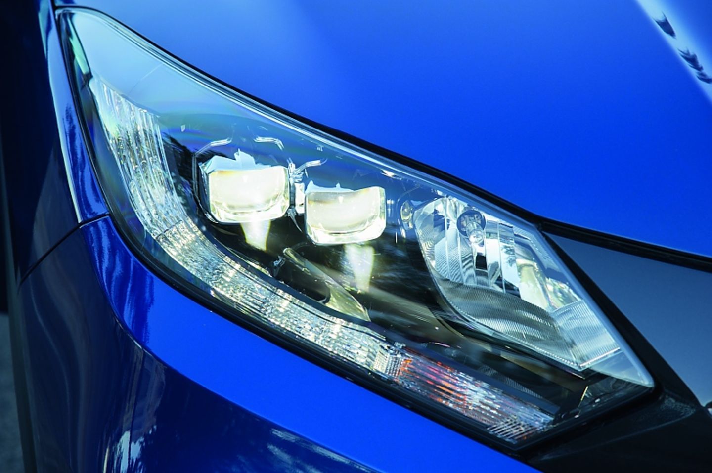Der Fernlichtassistent erfasst entgegenkommende oder vorausfahrende Fahrzeuge (Pkw, Lkw, Motorräder und Fahrräder) und die Umgebungsbeleuchtung und schaltet das Fernlicht entsprechend ein oder aus. Der Fernlichtassistent erfasst entgegenkommende oder vorausfahrende Fahrzeuge (Pkw, Lkw, Motorräder und Fahrräder) und die Umgeb