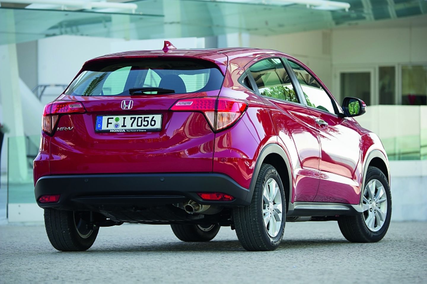Der HR-V ist in der Grundausstattung serienmäßig mit einem 5-Zoll-LCD-Farb-Informationsdisplay in der Mitte der Armaturentafel sowie einem 160-Watt-Audiosystem mit CD-Player und vier Lautsprechern ausgestattet. Der HR-V ist in der Grundausstattung serienmäßig mit einem 5-Zoll-LCD-Farb-Informationsdisplay in der Mitte der Armaturentafel s