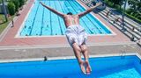 Auch das Inselbad Untertürkheim verspricht perfekte Sommerunterhaltung: Es gibt einzelne Becken für Familien, Schwimmer und Springer, dazu eine 90-Meter-Wasserrutsche. Besonders beliebt ist das Freibad bei Textilverächtern: Denn auch den Freunden der Freikörperkultur steht ein kompletter Bereich mit großem Schwimmbecken und Liegewiese zur Verfügung.