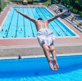 Auch das Inselbad Untertürkheim verspricht perfekte Sommerunterhaltung: Es gibt einzelne Becken für Familien, Schwimmer und Springer, dazu eine 90-Meter-Wasserrutsche. Besonders beliebt ist das Freibad bei Textilverächtern: Denn auch den Freunden der Freikörperkultur steht ein kompletter Bereich mit großem Schwimmbecken und Liegewiese zur Verfügung.