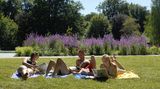 Schwimmen wie im See – das ist das Motto im Naturbad Maria Einsiedel in München. Das liegt mitten in der grünen Lunge der Stadt entlang der Isar und lockt die Besucher mit großflächigen Liegewiesen und Naturschwimmbecken. Ebenfalls beschwimmbar: der Isarkanal, der auf fast 400 Metern Länge durch das Freibad fließt.