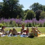 Schwimmen wie im See – das ist das Motto im Naturbad Maria Einsiedel in München. Das liegt mitten in der grünen Lunge der Stadt entlang der Isar und lockt die Besucher mit großflächigen Liegewiesen und Naturschwimmbecken. Ebenfalls beschwimmbar: der Isarkanal, der auf fast 400 Metern Länge durch das Freibad fließt.