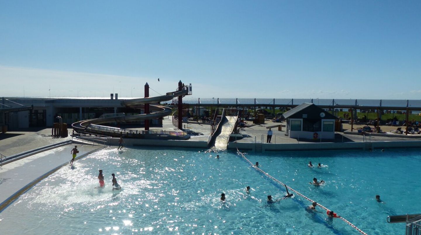 Watt'n-Bad Ein Freibad mit Meerblick – viel mehr Abkühlung geht eigentlich nicht an heißen Tagen. Das Watt'n-Bad in Dorum-Neufeld liegt direkt an der Nordseeküste und dem Wattenmeer. Das Wellenfreibad mit seinen großen Rutschen und Unterwasserliegen ist ein Neubau und erst im Juli 2014 eröffnet worden. Echte Genießer gönnen sich in der "Brodelbucht" bei blubbernden Wasser die Aussicht auf die Nordsee.