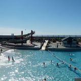 Ein Freibad mit Meerblick – viel mehr Abkühlung geht eigentlich nicht an heißen Tagen. Das Watt'n-Bad in Dorum-Neufeld liegt direkt an der Nordseeküste und dem Wattenmeer. Das Wellenfreibad mit seinen großen Rutschen und Unterwasserliegen ist ein Neubau und erst im Juli 2014 eröffnet worden. Echte Genießer gönnen sich in der "Brodelbucht" bei blubbernden Wasser die Aussicht auf die Nordsee.