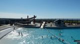 Ein Freibad mit Meerblick – viel mehr Abkühlung geht eigentlich nicht an heißen Tagen. Das Watt'n-Bad in Dorum-Neufeld liegt direkt an der Nordseeküste und dem Wattenmeer. Das Wellenfreibad mit seinen großen Rutschen und Unterwasserliegen ist ein Neubau und erst im Juli 2014 eröffnet worden. Echte Genießer gönnen sich in der "Brodelbucht" bei blubbernden Wasser die Aussicht auf die Nordsee.