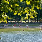 Abkühlung im Grünen - und das mitten in der Großstadt: Das gönnen sich aufgeheizte Hanseaten im Stadtparksee im Hamburger Stadtteil Winterhude. Der ist mit einer Wasserfläche von 107 mal 138 Metern das größte Freibad in der Stadt und bietet neben großzügigen Liegewiesen auch einen kleinen Sandstrand und einen Biergarten.