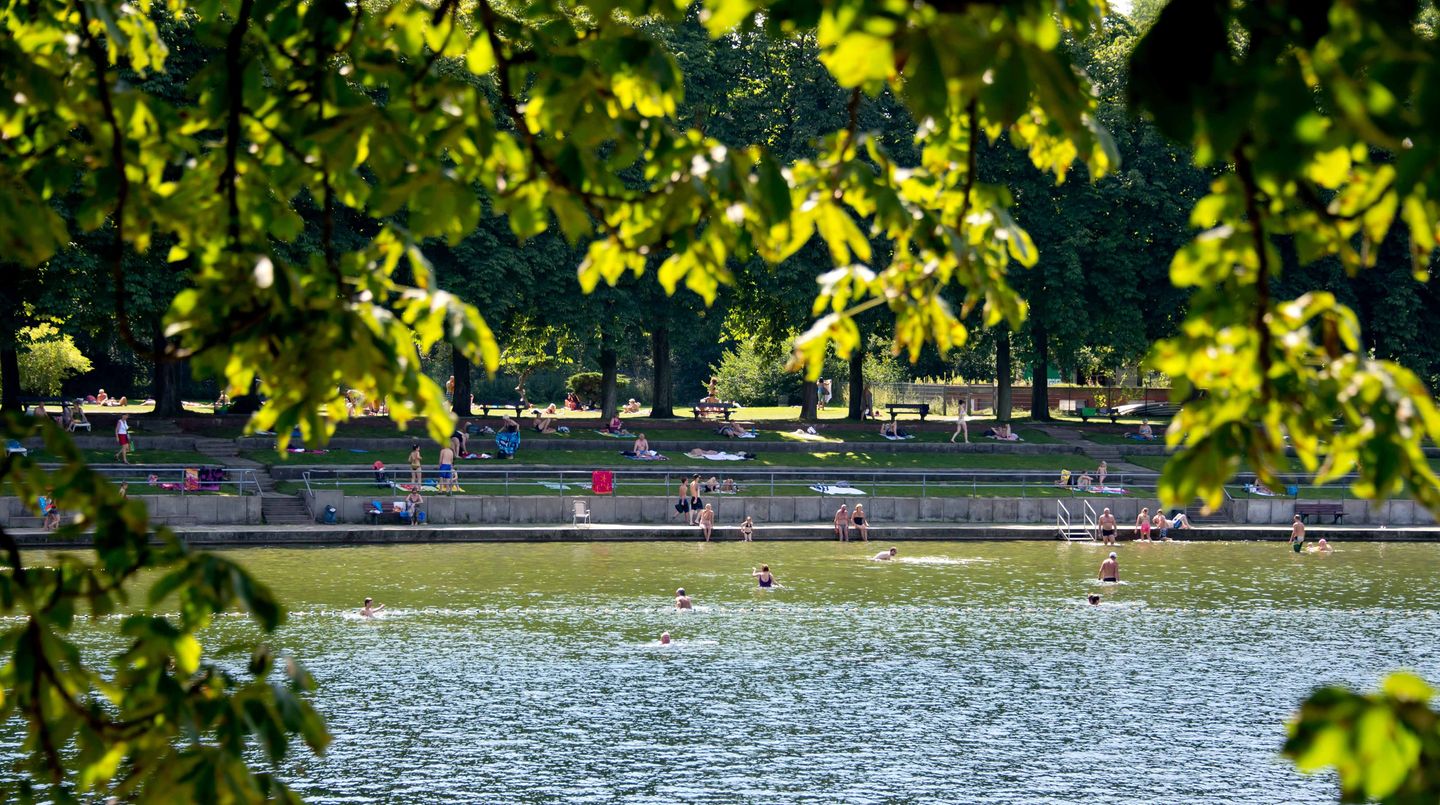 Stadtparksee Abkühlung im Grünen - und das mitten in der Großstadt: Das gönnen sich aufgeheizte Hanseaten im Stadtparksee im Hamburger Stadtteil Winterhude. Der ist mit einer Wasserfläche von 107 mal 138 Metern das größte Freibad in der Stadt und bietet neben großzügigen Liegewiesen auch einen kleinen Sandstrand und einen Biergarten.