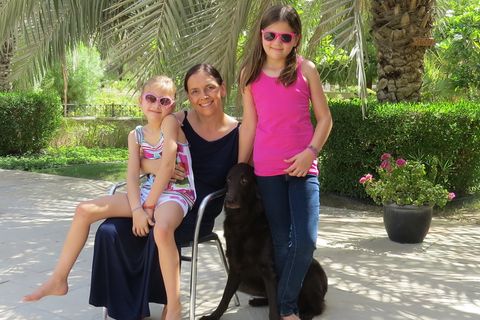 Anne Harenberg, ihre Töchter und der Hund der Familie