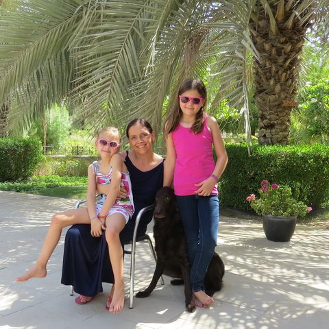 Anne Harenberg, ihre Töchter und der Hund der Familie