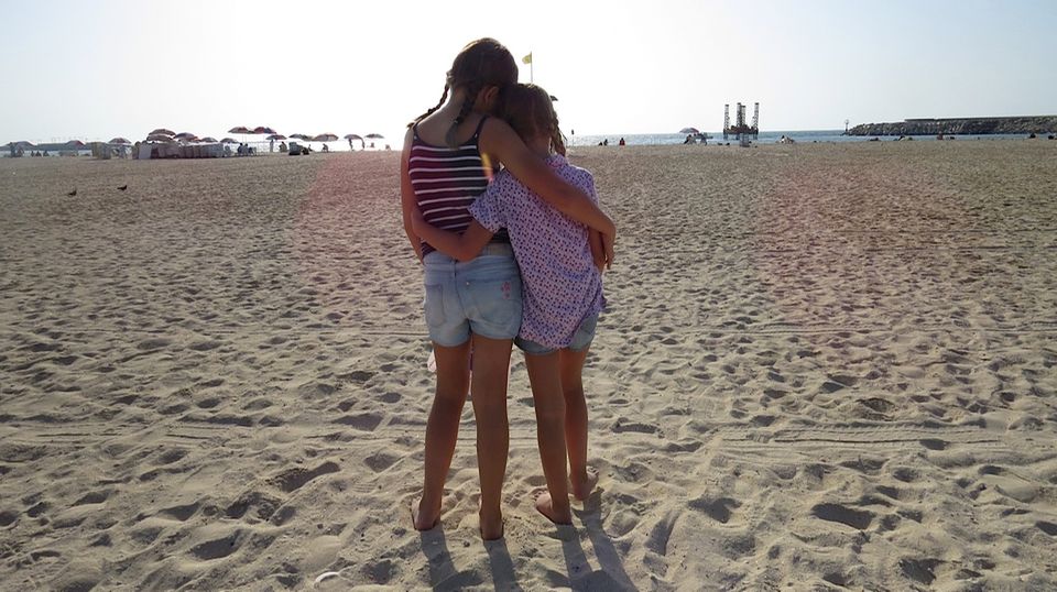 Familienleben in Dubai Anne Harenbergs Töchter am Strand