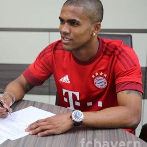 Douglas Costa unterschreibt beim FC Bayern München einen Fünfjahresvertrag.