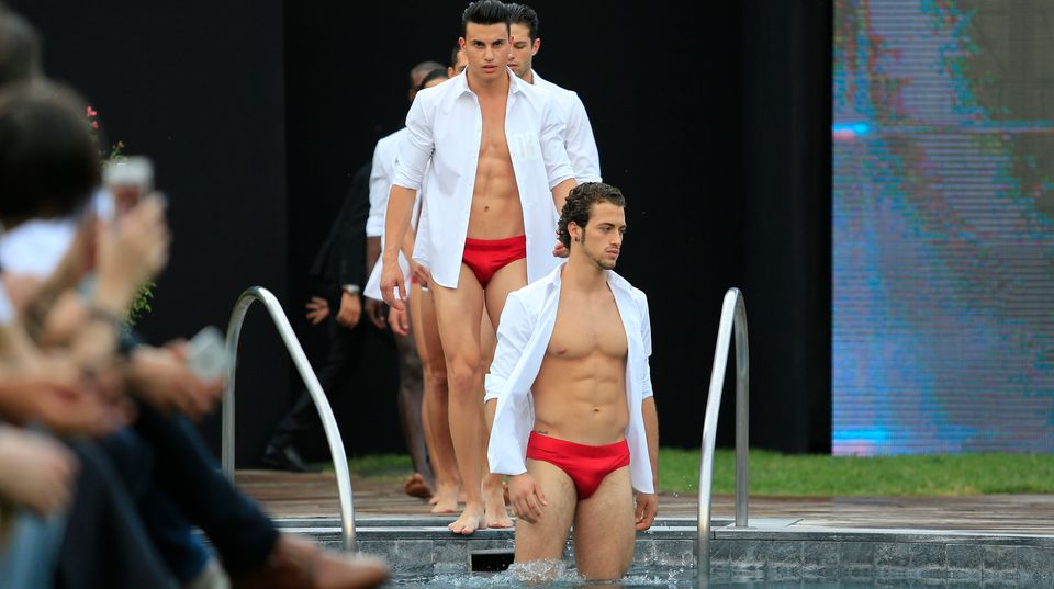 Männer in Badehose bei der Mailand Fashionweek