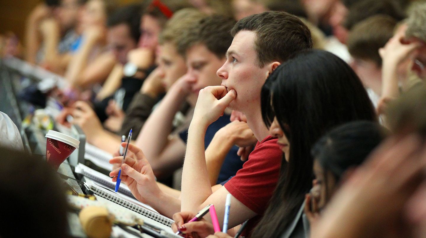 Studenten sitzen in einer Vorlesung