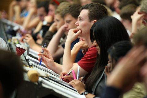 Studenten sitzen in einer Vorlesung