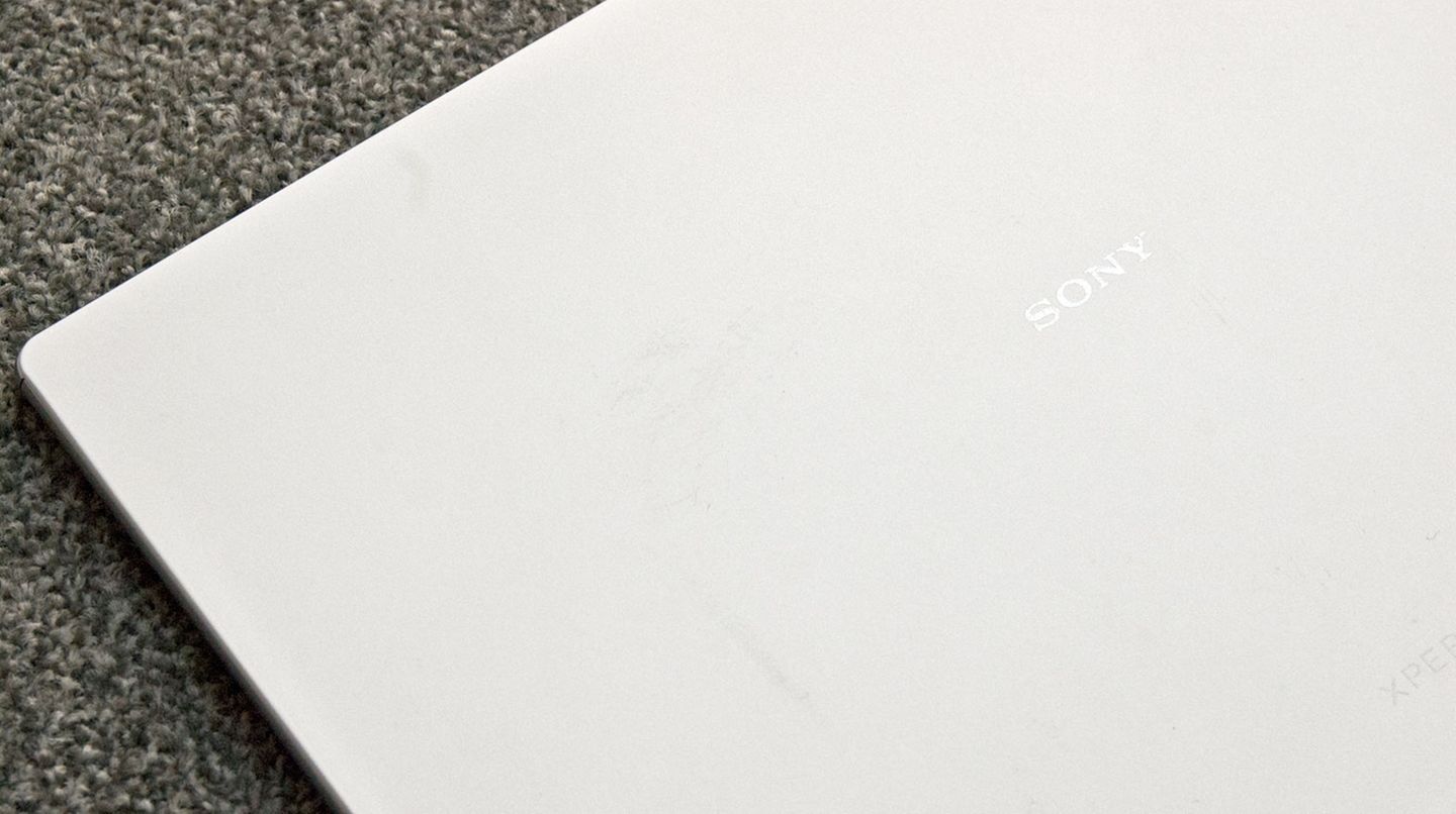 Die Rückseite des Xperia Z4 Tablet wird schnell dreckig
