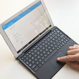 Das Xperia Z4 Tablet funktioniert mit angedockter Tastatur wie ein Laptop