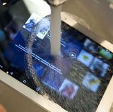 Das Xperia Z4 Tablet lässt sich unterm Wasserhahn abwaschen