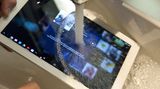 Das Xperia Z4 Tablet lässt sich unterm Wasserhahn abwaschen