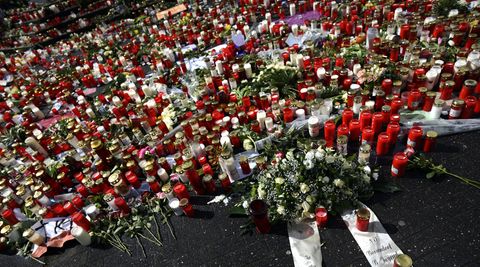 Ein Meer aus Rosen, Kerzen und Windlichtern in Gedenken an die Opfer der Germanwings-Katastrophe