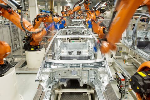 In einer Fertigungs-Straße bauen mehrere Roboter an einer Karosserie. Ein ähnlicher soll nun einen Arbeiter getötet haben.,