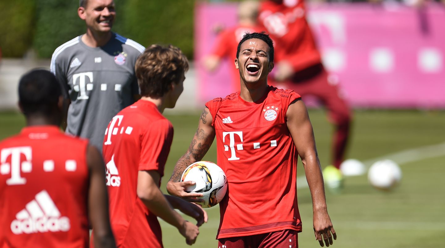 Thiago lacht während des Trainingsauftaktes der Bayern