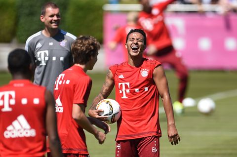 Thiago lacht während des Trainingsauftaktes der Bayern