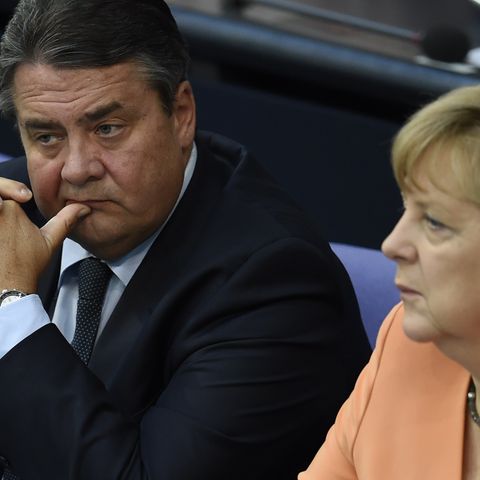 Bundeswirtschaftsminister Sigmar Gabriel (SPD) und Bundeskanzlerin Angela Merkel (CDU) im Deutschen Bundestag