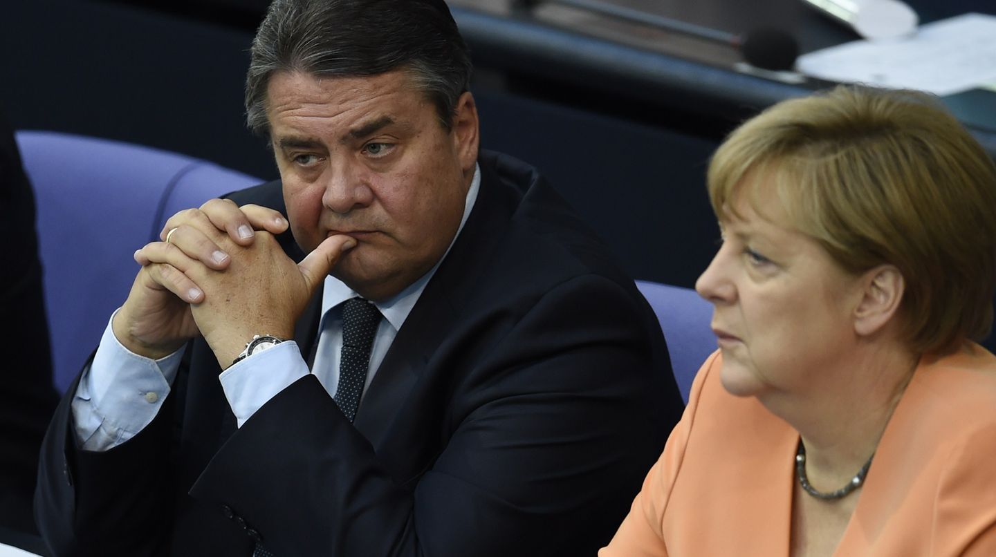 Bundeswirtschaftsminister Sigmar Gabriel (SPD) und Bundeskanzlerin Angela Merkel (CDU) im Deutschen Bundestag