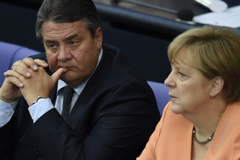 Bundeswirtschaftsminister Sigmar Gabriel (SPD) und Bundeskanzlerin Angela Merkel (CDU) im Deutschen Bundestag