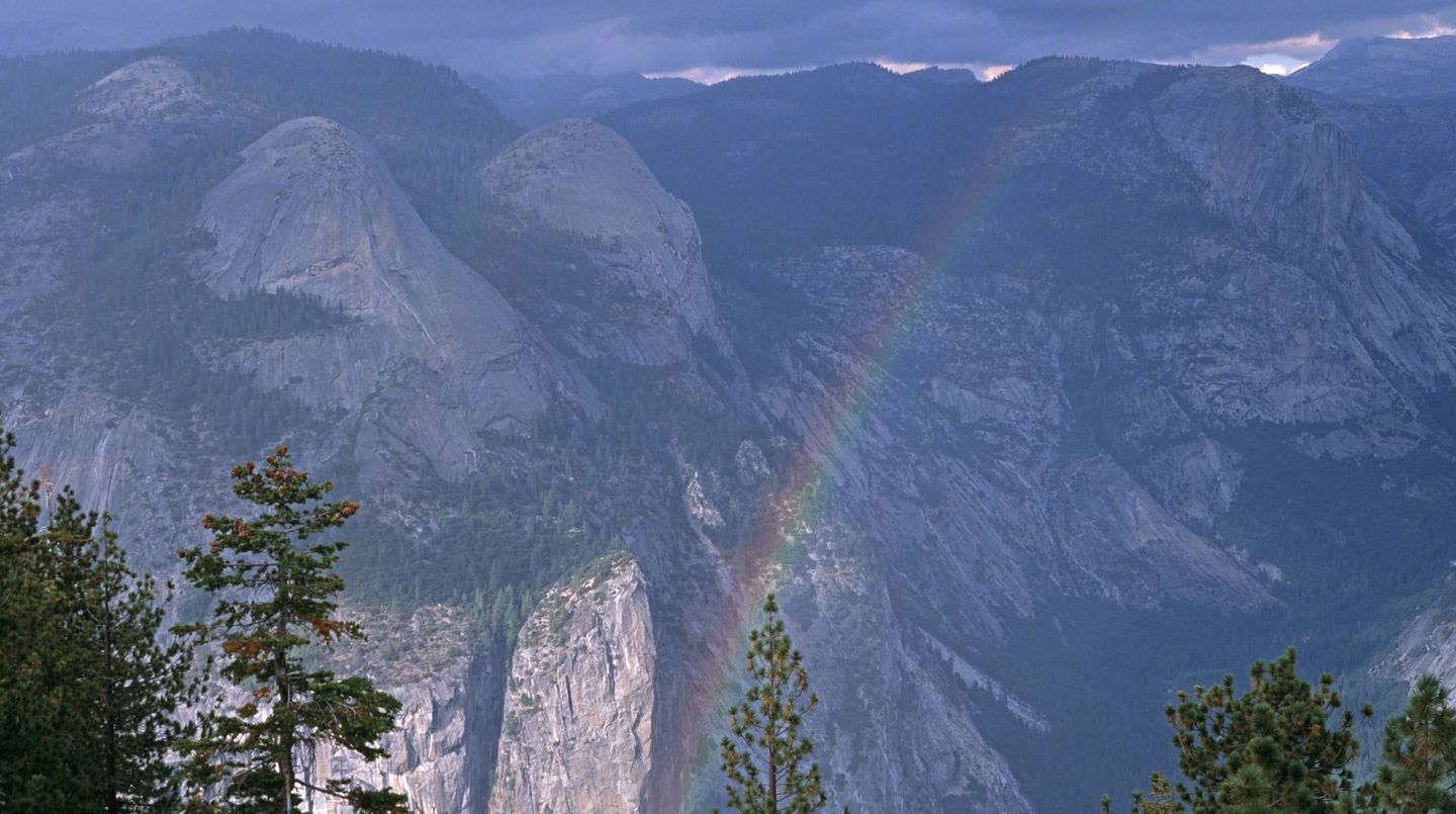 Ein Regenbogen hängt über dem Yosemite Nationalpark in Kalifornien.