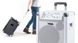Zu heiß in der Bude? Nehmen Sie die Party doch einfach mit nach draußen! Mit dem "City-Rocker" geht Ihre Musik dahin, wo Sie hingehen. Dabei hat der kleine Kasten ganz schon Power: 100 Watt Leistung spielt Musik vom Handy oder MP3-Player, die per Bluetooth oder Kabel übertragen wird. Ein Mikrofon oder ein Instrument lassen sich auch an den Lautsprecher anschließen. Nach sechs Stunden an der Steckdose soll der "City-Rocker" bis zu zwölf Stunden Musik abspielen können. Da darf die nächste Party auch mal etwas länger dauern! Kaufen kann man die kleine Musikbox hier.