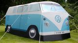 Ganz egal ob im heimischen Garten oder auf dem Festival, mit dieser Unterkunft im VW-Retro-Design lässt es sich stilvoll zelten. Der Fake-VW ist im Maßstab 1:1 dem Original nachgebildet, mit dem die Hippie Bewegung so richtig in Fahrt kam. Vier Personen passen daher locker in das geräumige Zelt, dass man hier gleich bestellen kann.