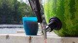 Das schlägt jedes Bierfass: Einfach eine Wassermelone aushöhlen, mit dem Getränk der Wahl füllen und mit diesem Zapfhahn einfach ins Glas laufen lassen. Eine spritzigere Idee für die nächste Gartenparty wird schwer zu finden sein. Den passenden Zapfhahn gibt es hier.
