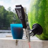 Das schlägt jedes Bierfass: Einfach eine Wassermelone aushöhlen, mit dem Getränk der Wahl füllen und mit diesem Zapfhahn einfach ins Glas laufen lassen. Eine spritzigere Idee für die nächste Gartenparty wird schwer zu finden sein. Den passenden Zapfhahn gibt es hier.