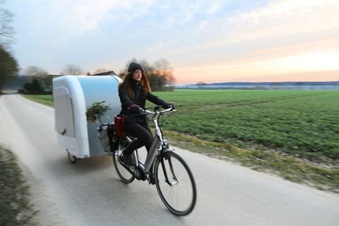 Zusammengeklappter Camper auf Tour